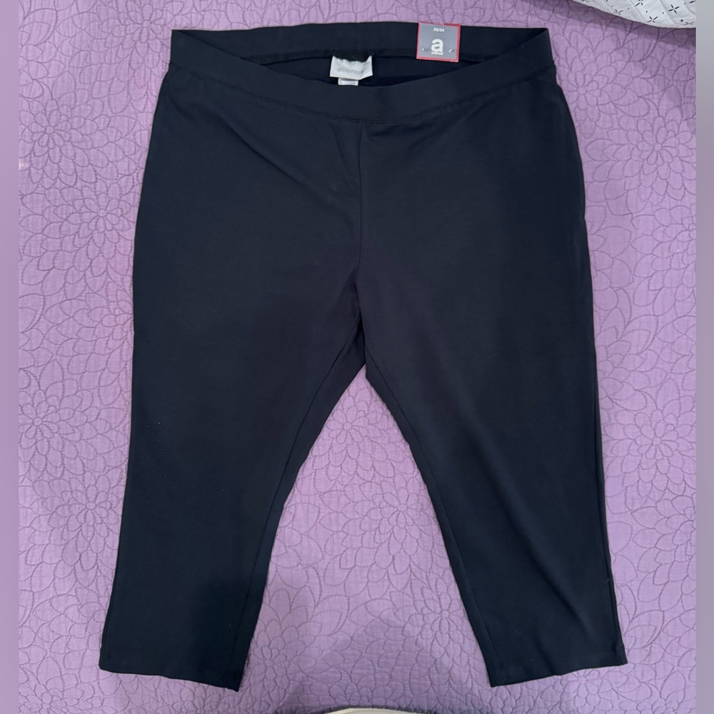 NWT Avenue Capri Leggings in Black